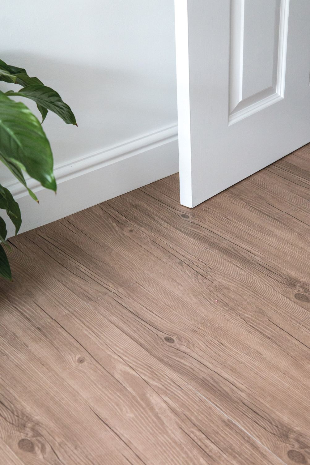 Vinylový samolepící čtverec Dark Oak 30,5x30,5cm