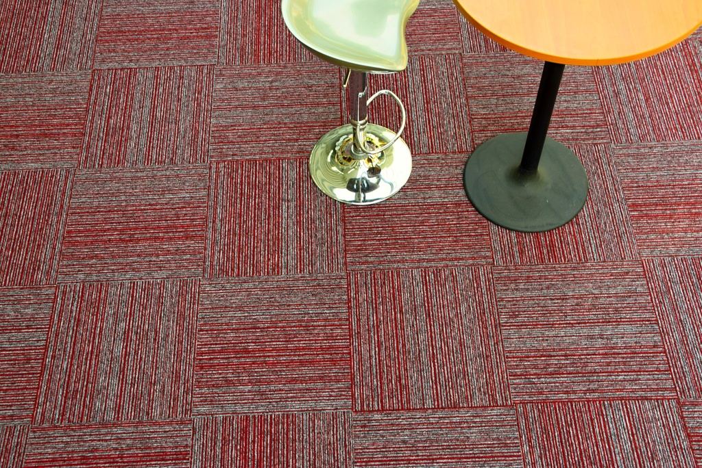 Kobercové čtverce Tapibel Coral lines 60380 šedo-červený