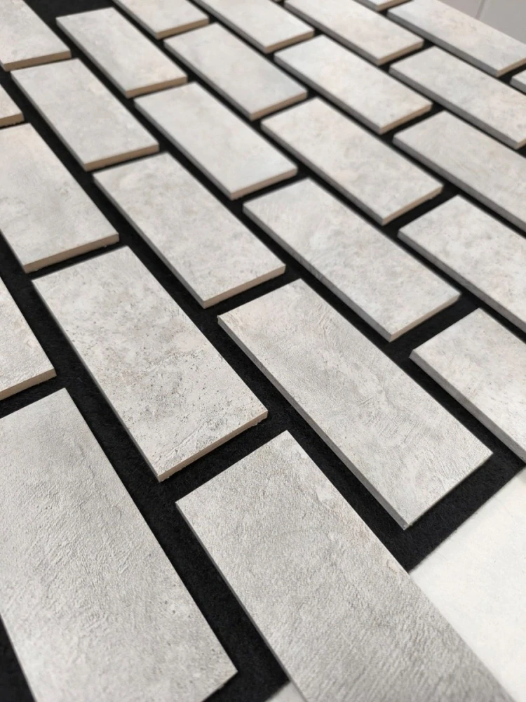 Akustický panel Cihly 667x583x9mm Chicago concrete